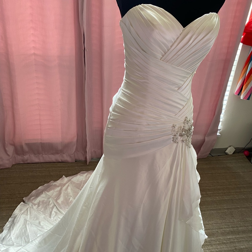 NWT Allure Romance Never Worn Wedding Gown - Size 2